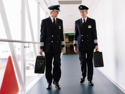 Pilot Kembar Pensiun Saat Ultah dengan Selisih Pendaratan 30 Detik