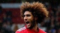 Tak pernah sulit menemukan Marouane Fellaini di lapangan, rambut kribonya biasanya membuatnya paling menonjol. Tapi Fellaini baru saja memotong rambutnya jadi cepak, sehingga mungkin kini penonton akan agak lama menemukannya di pertandingan. (Foto: Andrew Yates/Reuters)