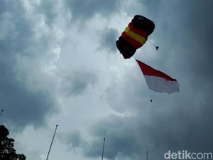 Atraksi Terjun Payung Tutup HUT DPD ke-13