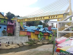 Asyik, Jembatan Kaca di Kampung Warna Warni Malang Siap Dilintasi
