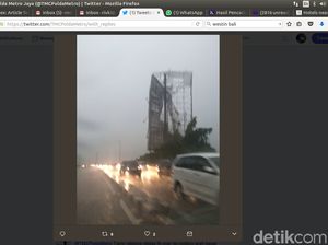 Waspada! Ada Reklame Hampir Roboh di Kampung Melayu