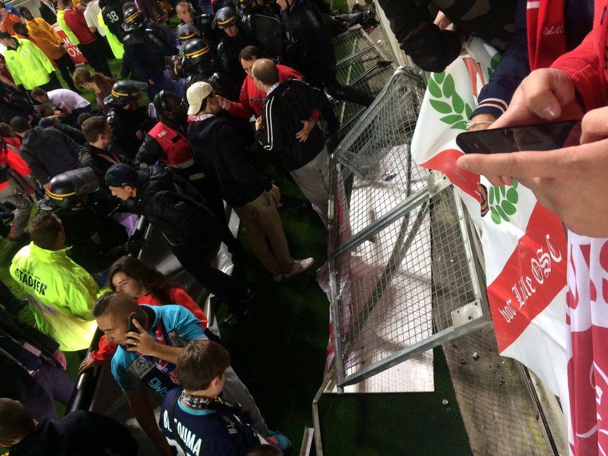 Foto pembatas tibune di Stade de la Licorne yang roboh ( Foto: Cedric Cazier/Reuters)