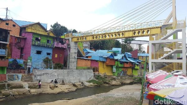 Foto: Jembatan Kaca Hiasi Kampung Warna-warni Malang
