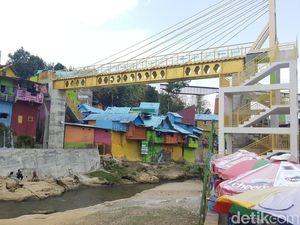 Foto: Jembatan Kaca Hiasi Kampung Warna-warni Malang