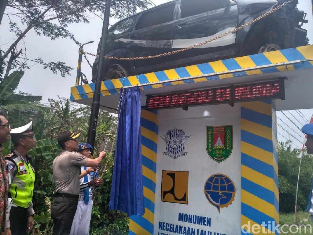 Di Magelang, Bangkai Mobil Dijadikan Monumen Peringatan Kecelakaan Di Magelang, Bangkai Mobil Dijadikan Monumen Peringatan Kecelakaan