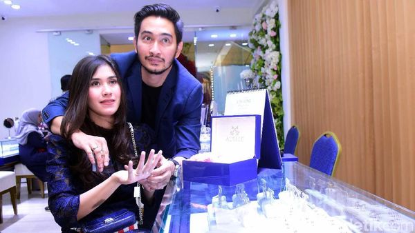 Intip Kemesraan Syahnaz dan Jeje Govinda Pilih Cincin