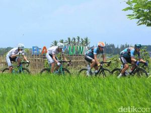 Pembalap Asing ITdbI Pakai Sarung dan Songkok di Banyuwangi