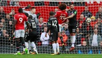 Fellaini mencetak sepasang gol saat membantu MU memetik kemenangan 4-0 atas Crystal Palace, Sabtu (30/9/2017) malam. Dua gol itu memanfaatkan umpan silang. (Foto: Jason Cairnduff/Reuters)