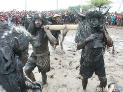 Warga Desa Aliyan Kerasukan di Tradisi Keboan