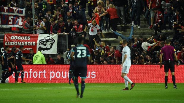 Robohnya pagar tribun mencelakai suporter kesebelasan Lille di stadion Licorne.