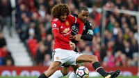 Dalam pertandingan Old Trafford itu, Fellaini juga mempunyai catatan statistik yang oke di lini tengah. Ada empat tekel sukses dari enam kali percobaan. (Foto: Andrew Yates/Reuters)