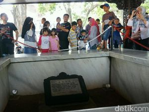 Warga Ramai-ramai Berkunjung ke Monumen Pancasila Sakti