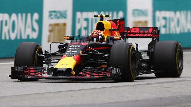 Max Verstappen tampil apik di GP Malaysia dan mengalahkan Lewis Hamilton.