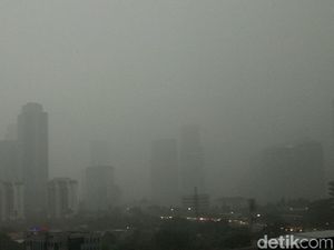 Hati-hati, Jakarta Diguyur Hujan Deras Berangin
