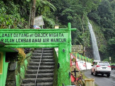 Foto: Air Terjun Ini Letaknya di Pinggir Jalan