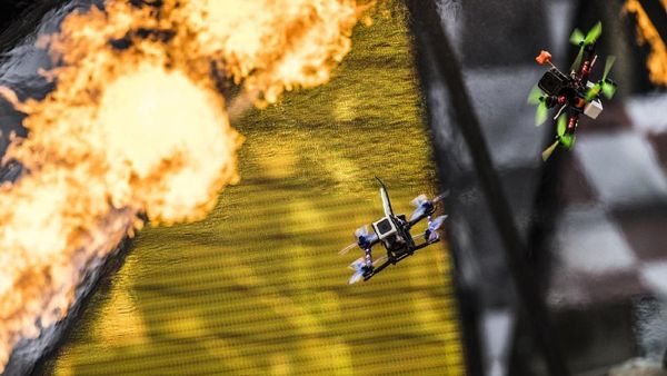 Mendebarkan ! Drone Saling Adu Cepat Lewati Rintangan Mematikan