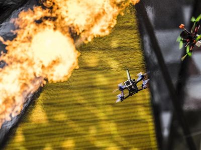 Mendebarkan ! Drone Saling Adu Cepat Lewati Rintangan Mematikan