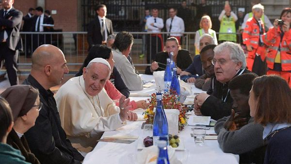 Saat Paus Makan Bersama Pengungsi dan Tahanan di Bologna
