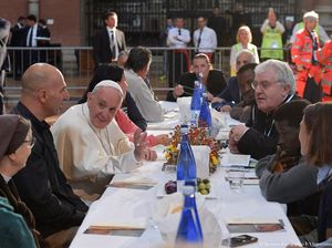 Saat Paus Makan Bersama Pengungsi dan Tahanan di Bologna