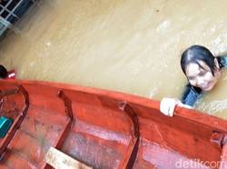 Begini Suasana Dramatis Evakuasi Warga Korban Banjir di Sukabumi
