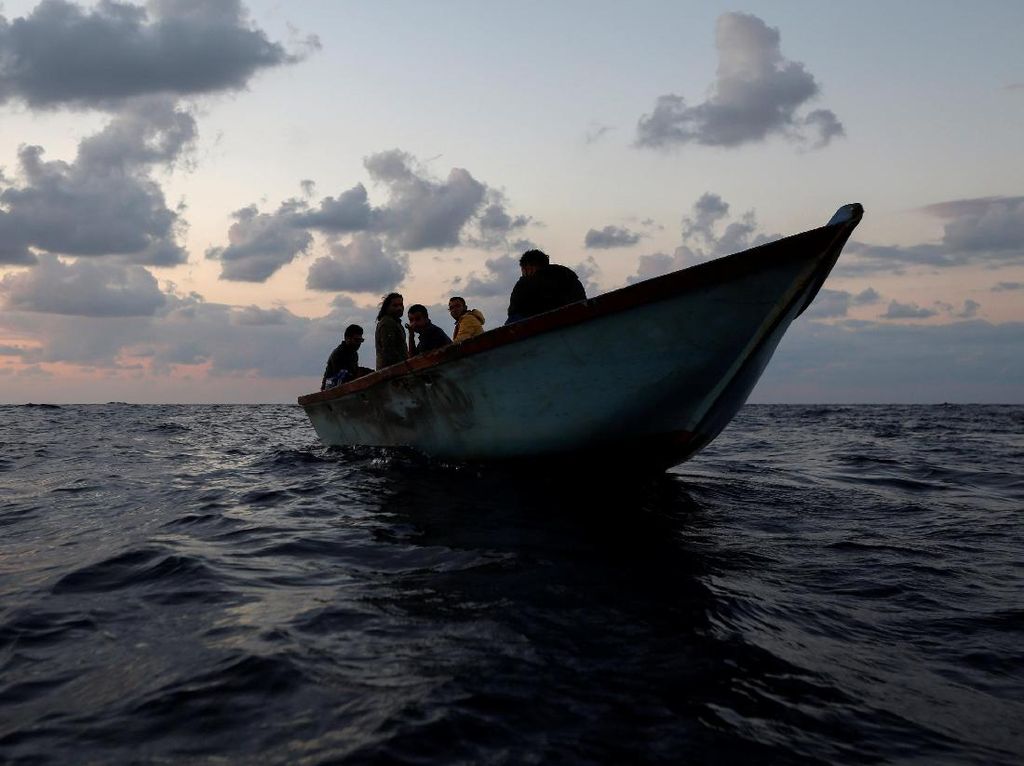 Potret Ribuan Imigran Afrika Utara Mendarat di Pulau Sisilia Italia Potret Ribuan Imigran Afrika Utara Mendarat di Pulau Sisilia Italia