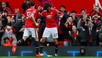 Kesolidan Fellaini bersama Nemanja Matic juga menjadi kekuatan baru untuk lini tengah MU. Mereka bisa menjadi filter untuk barisan lini belakang agar rentetan clean sheet berlanjut. (Foto: Jason Cairnduff/Reuters)