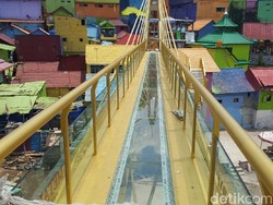 Kampung Warna-warni Malang Sekarang Punya Jembatan Kaca