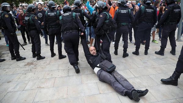 Rusuh di Barcelona, Warga Catalonia Diseret Polisi
