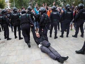 Rusuh di Barcelona, Warga Catalonia Diseret Polisi