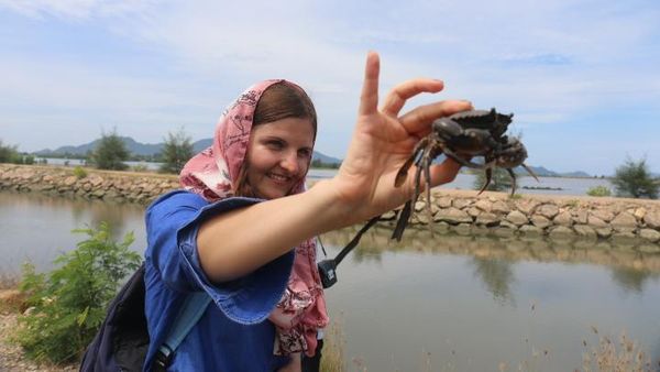 Bule-bule yang Girang Tangkap Kepiting di Aceh