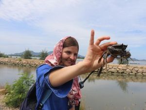 Bule-bule yang Girang Tangkap Kepiting di Aceh