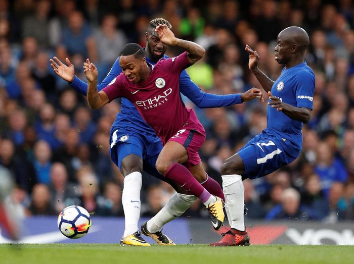 Soccer Football - Premier League - Chelsea vs Manchester City - Stamford Bridge, London, Britain - September 30, 2017   Manchester City's Raheem Sterling in action with Chelsea's Tiemoue Bakayoko and N'Golo Kante   Action Images via Reuters/John Sibley  EDITORIAL USE ONLY. No use with unauthorized audio, video, data, fixture lists, club/league logos or 