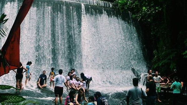 Serunya Makan Sambil Bermain Air Terjun di Resto Ini!