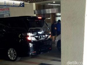 Mobil Novanto Angkut Sejumlah Barang dari RS Premier