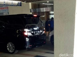 Mobil Novanto Angkut Sejumlah Barang dari RS Premier