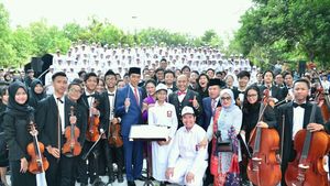 Pose Jokowi Bareng Pemain Orkestra di Hari Kesaktian Pancasila