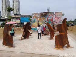 Panas-panasan, Warga Penasaran Lihat Tembok Berlin di Kalijodo