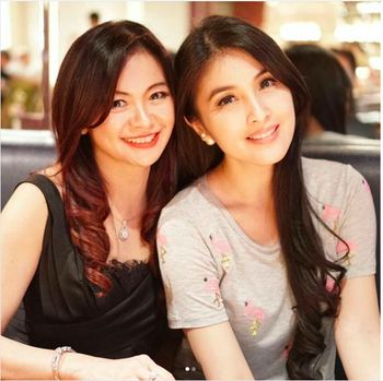 Dalam beberapa foto, Puspa Dewi memperlihatkan kedekatan dengan artis Sandra Dewi. Sandra memanggil Puspa dengan sebutan 'tante'.
