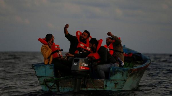 Mereka Asyik Selfie Sambil Menanti Diselamatkan