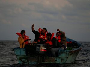 Mereka Asyik Selfie Sambil Menanti Diselamatkan