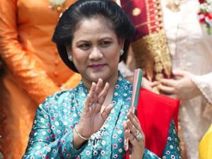 Anggun, Potret Iriana Mengenakan Kebaya Saat Mendampingi Jokowi