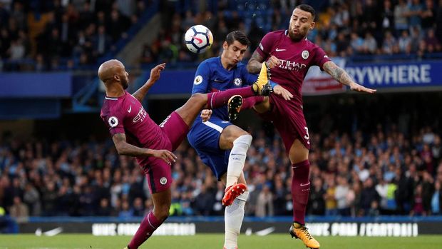 Alvaro Morata tak kuat meneruskan pertandingan karena mengalami cedera hamstring. (