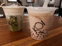 Enaknya Minum Milk Tea dengan Bubble Keemasan dan Macchiato