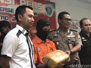 Hindari Kejaran Polisi, Kurir Ganja Jeruk Sempat Ritual di Karawang