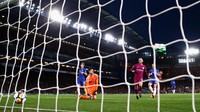 Kerja keras City untuk membobol gawang Chelsea akhirnya membuahkan hasil pada menit ke-67 melalui tembakan keras Kevin De Bruyne dari luar kotak penalti. Foto: Clive Rose/Getty Images