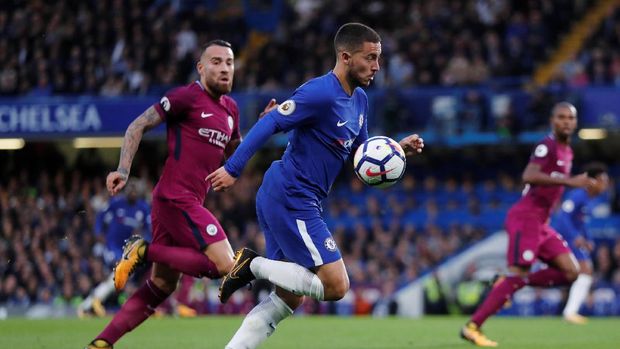 Antonio Conte mencoba mendorong Eden Hazard sebagai ujung tombak setelah menarik keluar Alvaro Morata. (