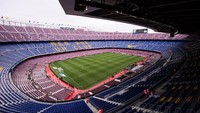 Pemandangan langka terjadi pada Minggu (1/10/2017). Camp Nou kosong melompong meski pada hari itu Barca menjalani laga kandang. Foto: Alex Caparros/Getty Images