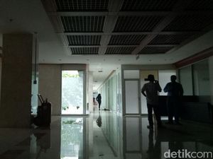 Pantang Tutup Saat Mati Lampu, Klinik Ini Andalkan Kalkulator untuk Transaksi Pantang Tutup Saat Mati Lampu, Klinik Ini Andalkan Kalkulator untuk Transaksi