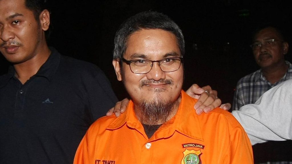 Senyum Jonru Ginting Saat Berbaju Tahanan dan Diborgol Senyum Jonru Ginting Saat Berbaju Tahanan dan Diborgol