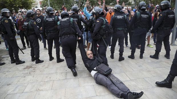 Polisi Spanyol menindak tegas warga yang terlibat referendum Catalonia.